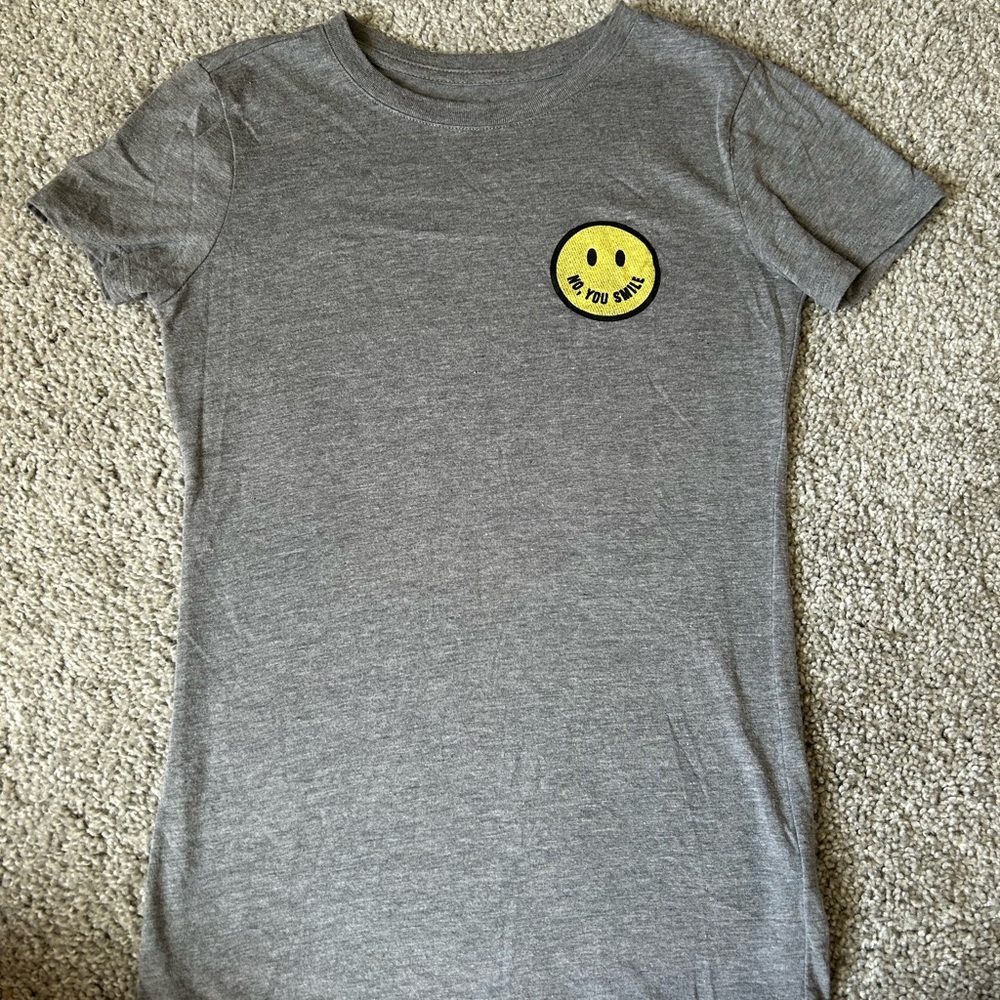 Aeropostale Gray Short Sleeve Tee with Yellow Smiley